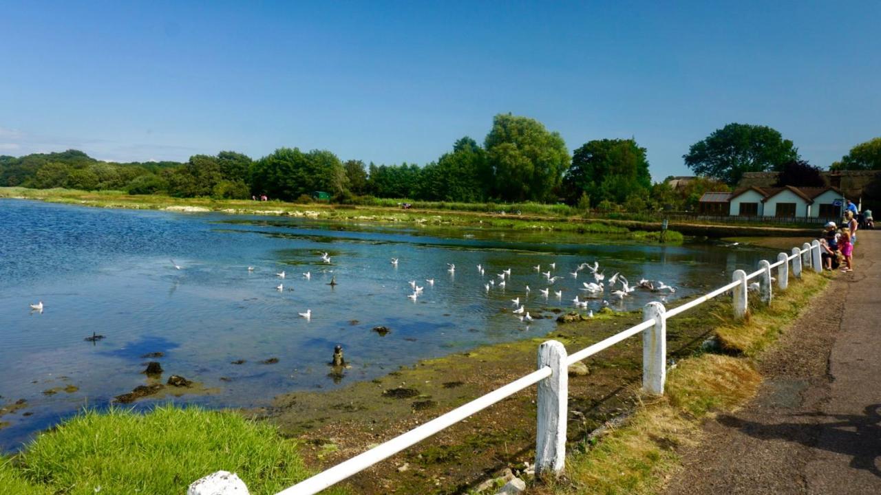 Seaview Self-Catering Coastal Bungalow In Rural West Wight Freshwater Εξωτερικό φωτογραφία