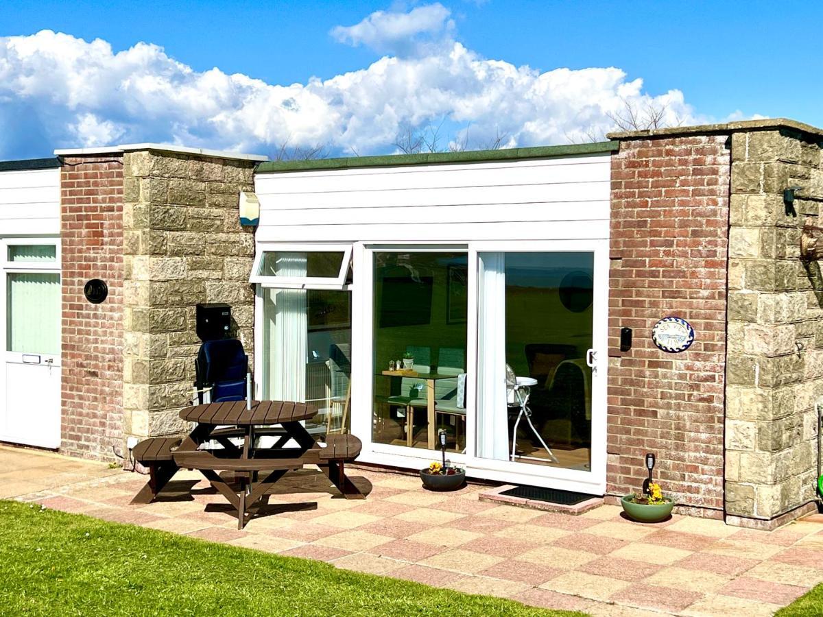 Seaview Self-Catering Coastal Bungalow In Rural West Wight Freshwater Εξωτερικό φωτογραφία
